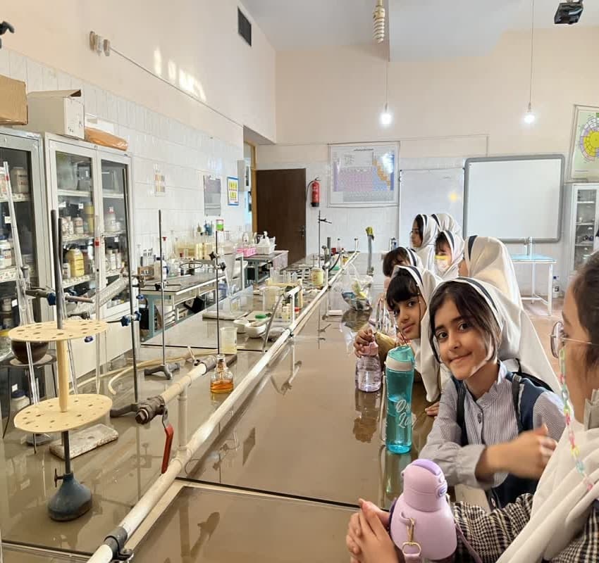 بازدید دانش آموزان پایه چهارم و پنجم از  آزمایشگاه شیمی و فیزیک پژوهشکده خیام 